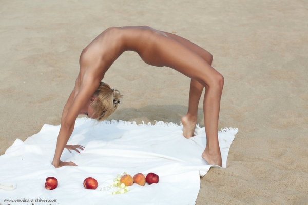 Afina on the beach pictures at ErosBerry.com - the best Erotica online